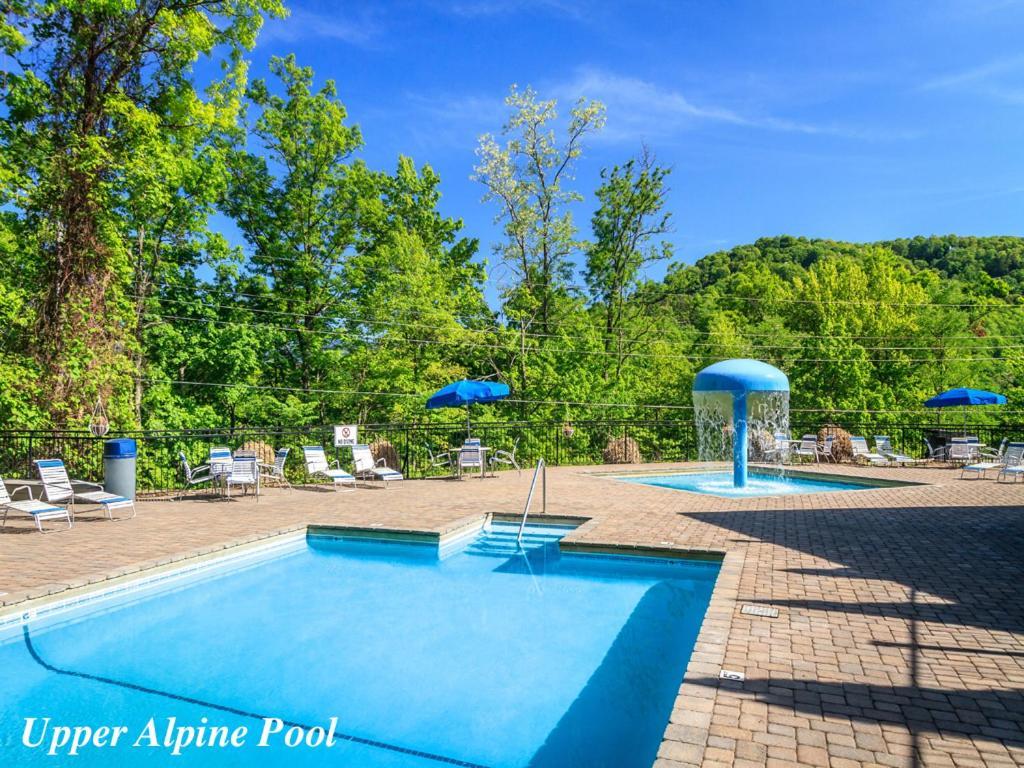 Misty Hollow, 3 Bedrooms, Hot Tub, Pool Table, Fireplace, Pool, Sleeps 10