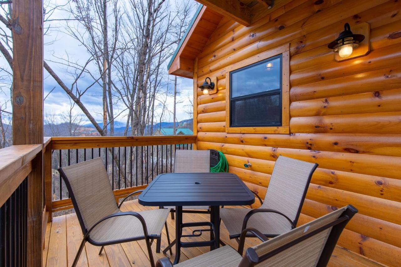 Holiday home Misty Hollow, 3 Bedrooms, Hot Tub, Pool Table, Fireplace, Pool, Sleeps 10