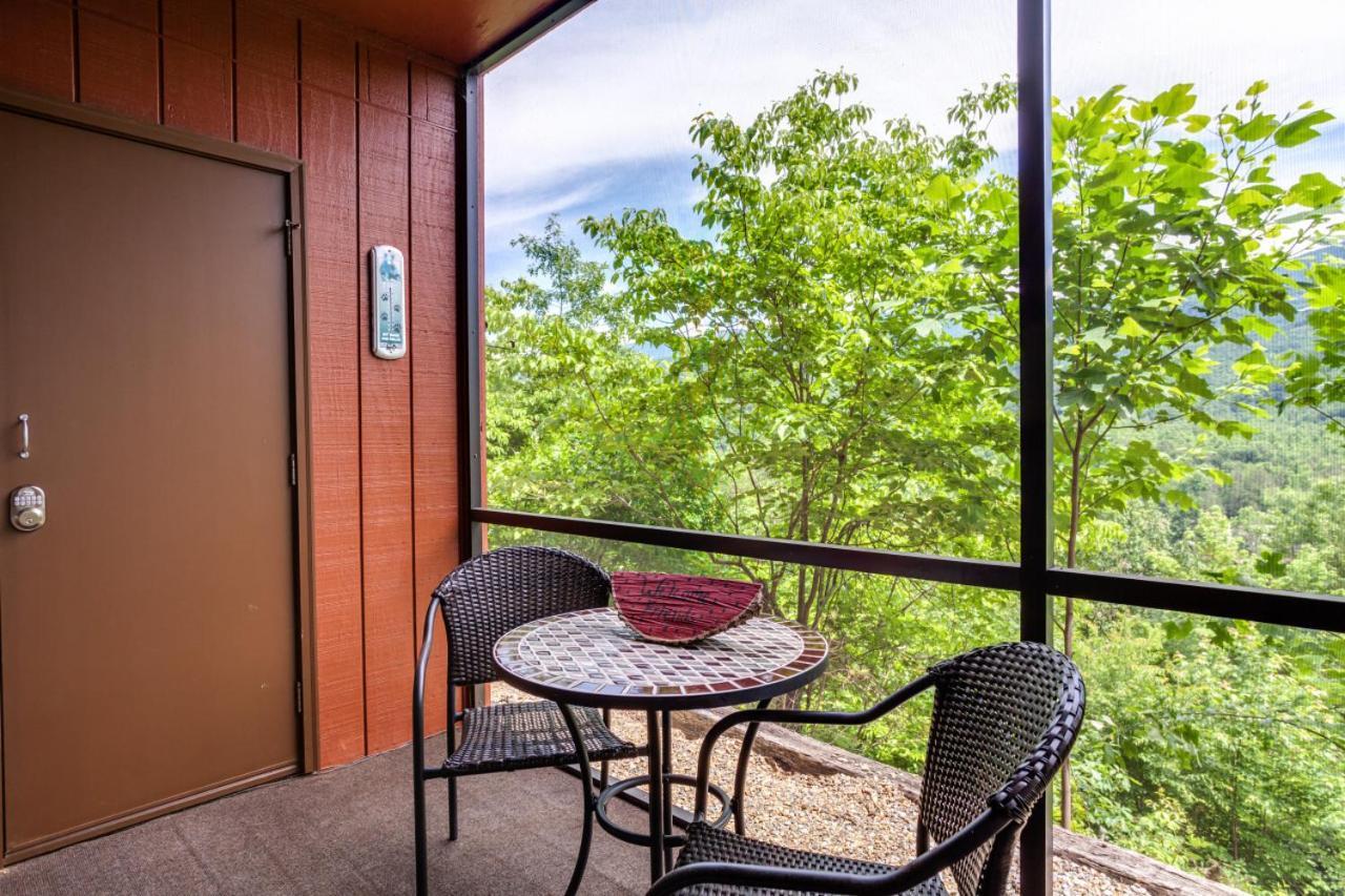 Serene Escape View Games Community Pools * Gatlinburg