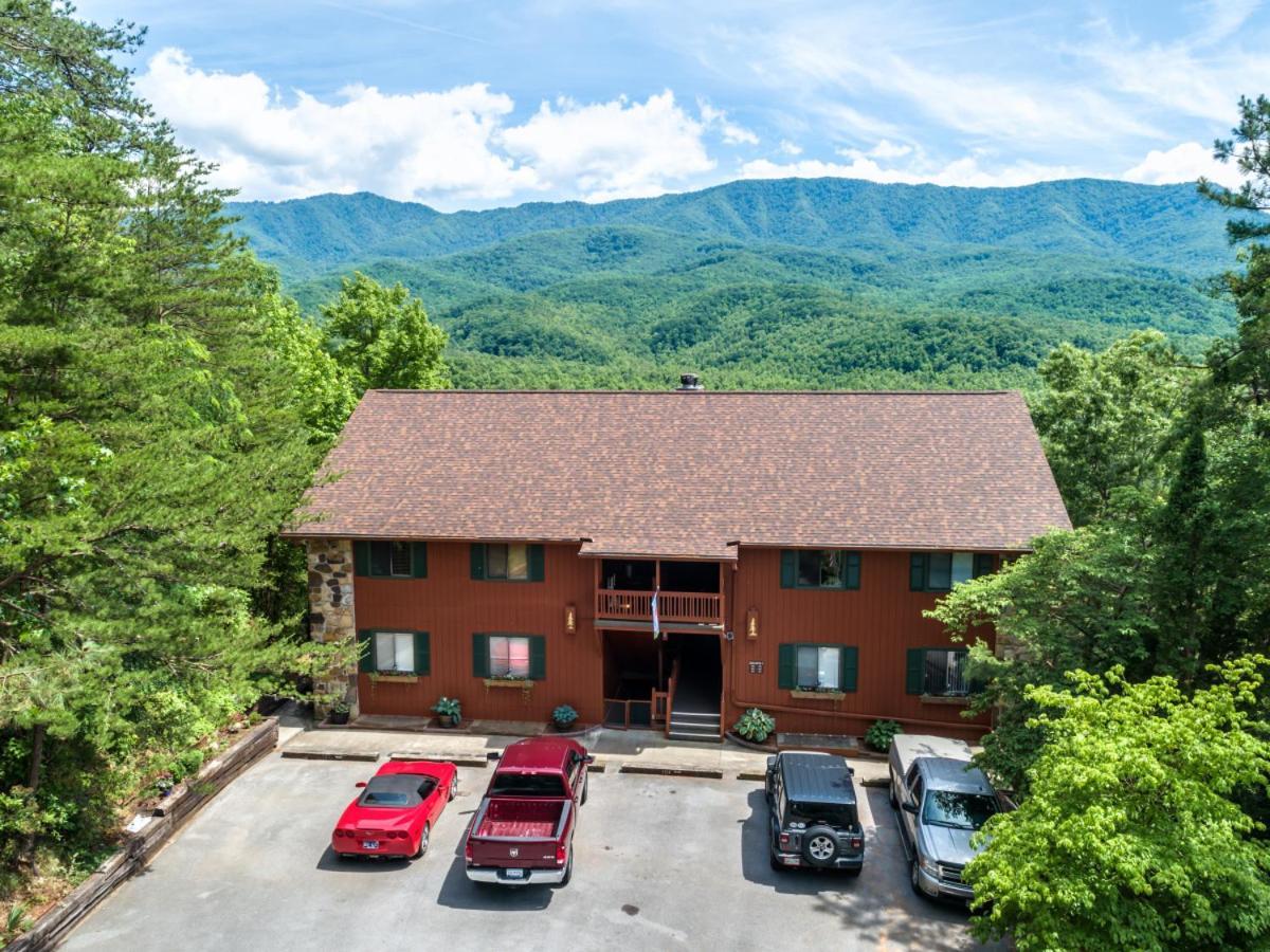 Serene Escape View Games Community Pools Holiday home Gatlinburg