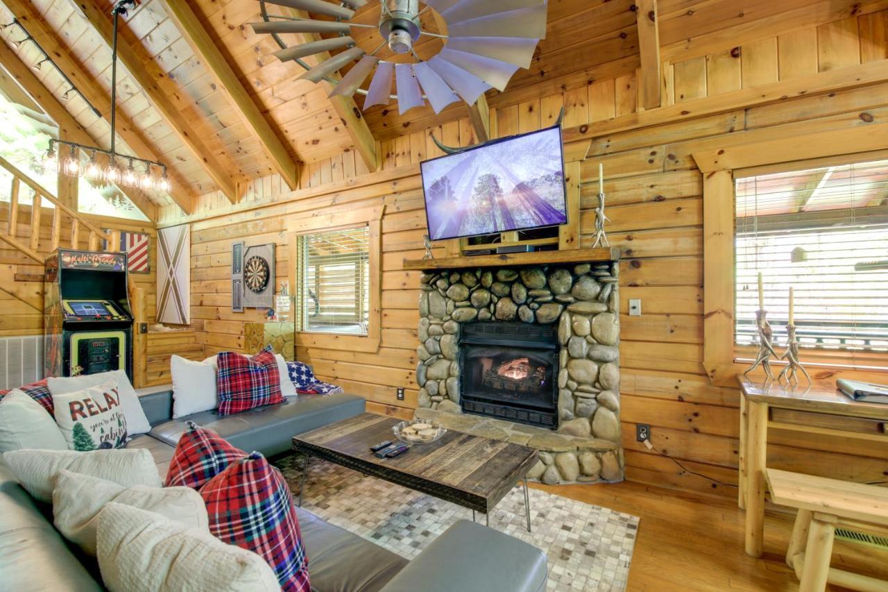 Family Cabin With Private Hot Tub And Deck! *