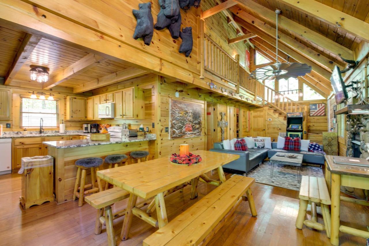 Family Cabin With Private Hot Tub And Deck!