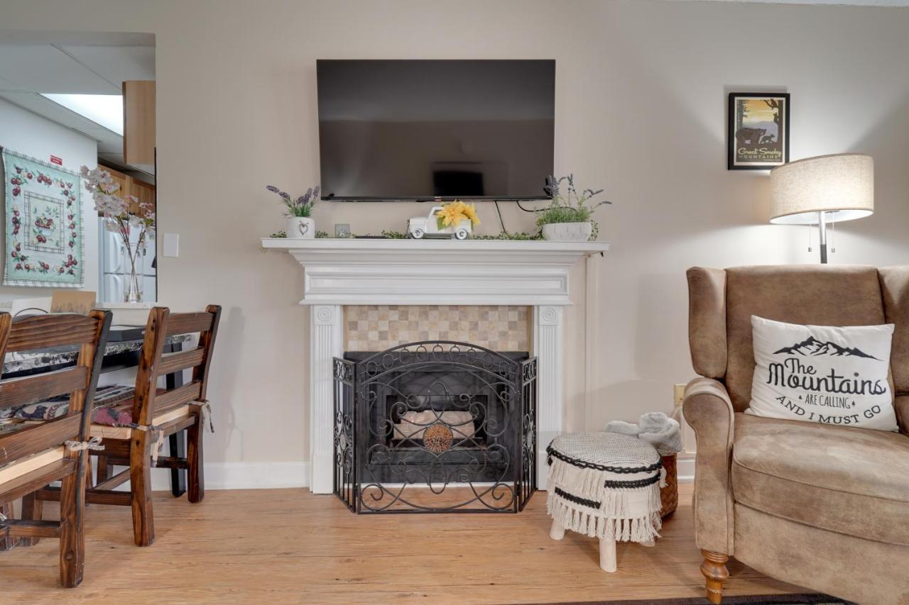 With Mountain Views And Pool Access Apartment