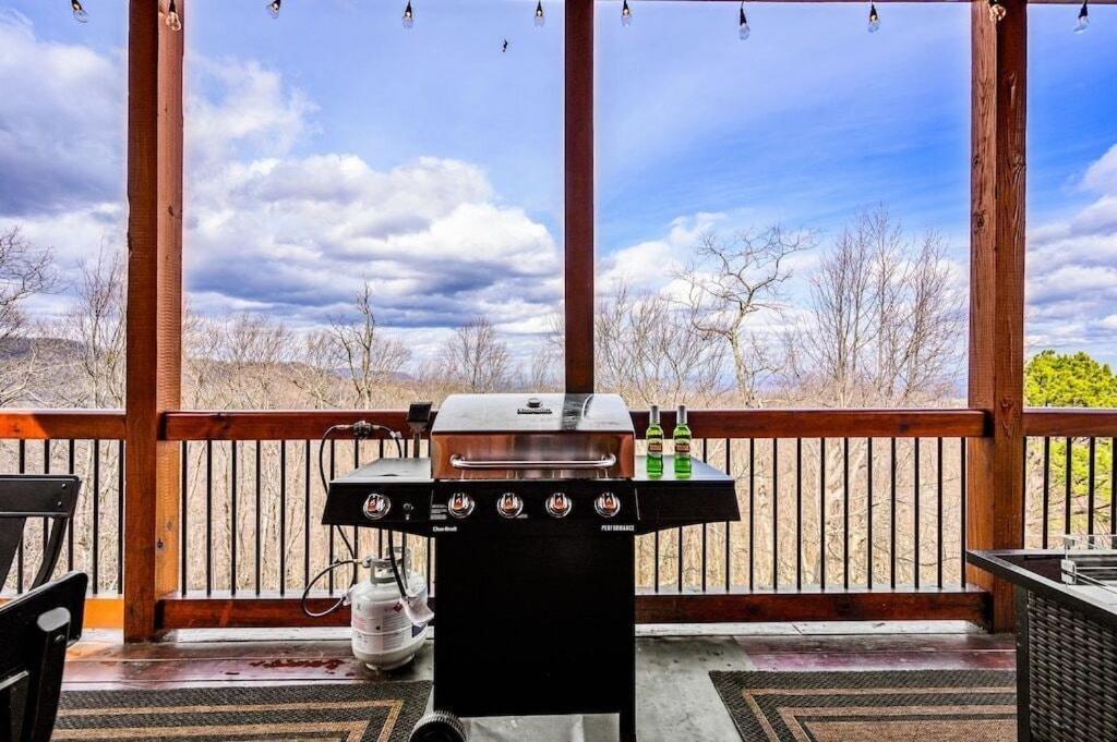 Serenity Summit With Amazing Mountain Views, Indoor Pool, Fire Pit And Hot Tub * Gatlinburg