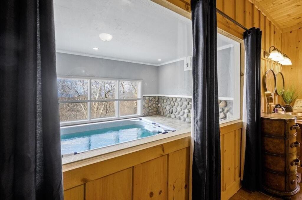 Holiday home Serenity Summit With Amazing Mountain Views, Indoor Pool, Fire Pit And Hot Tub