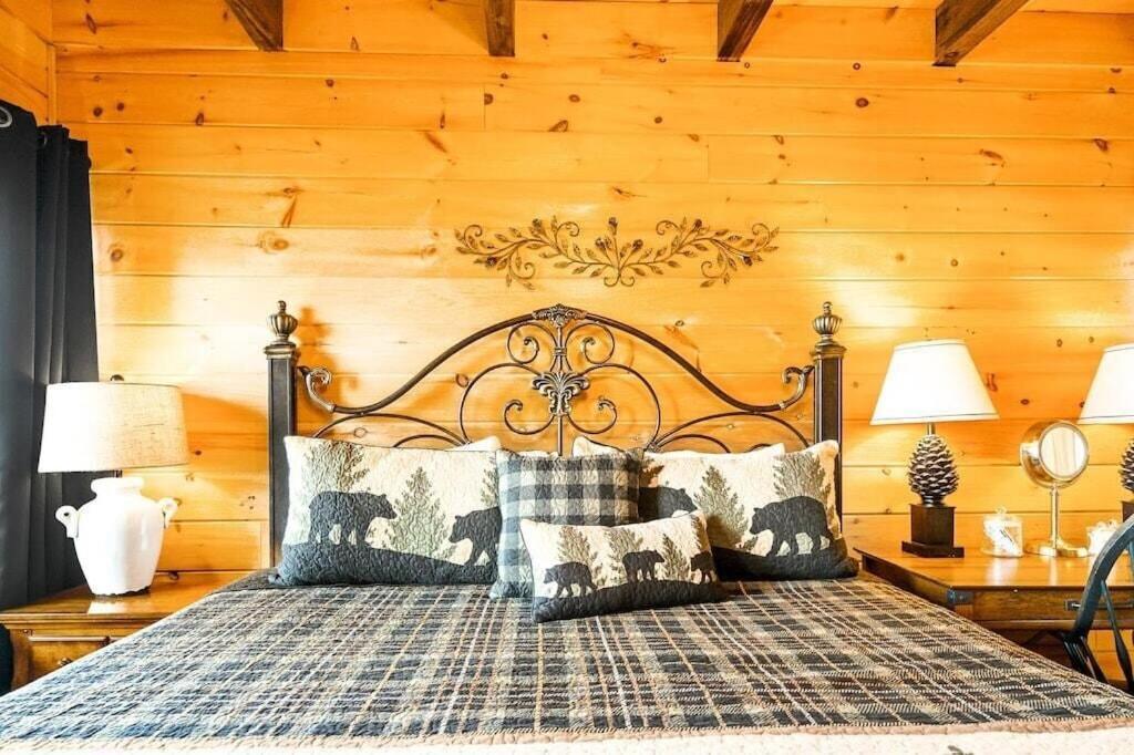 Serenity Summit With Amazing Mountain Views, Indoor Pool, Fire Pit And Hot Tub Holiday home Gatlinburg