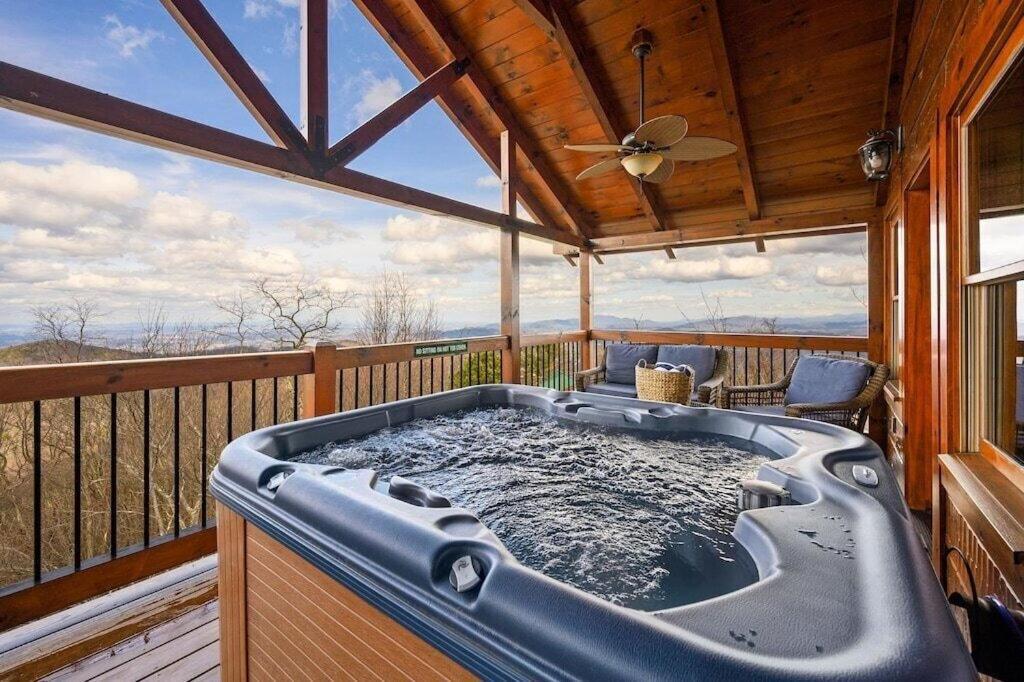 Serenity Summit With Amazing Mountain Views, Indoor Pool, Fire Pit And Hot Tub Holiday home Gatlinburg