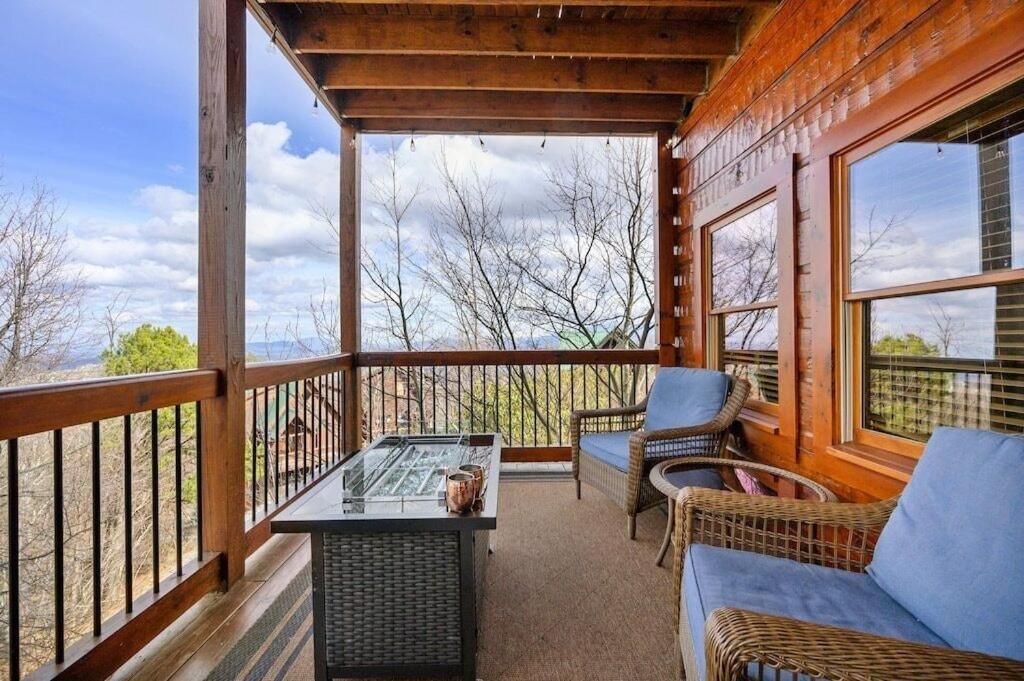 Serenity Summit With Amazing Mountain Views, Indoor Pool, Fire Pit And Hot Tub * Gatlinburg