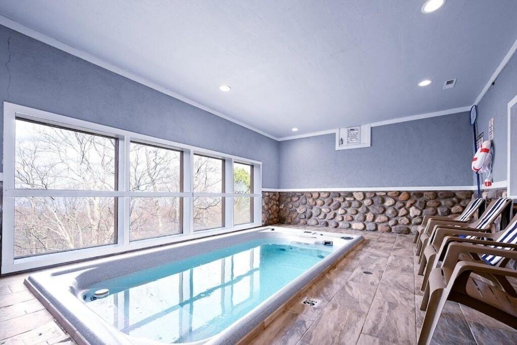 Serenity Summit With Amazing Mountain Views, Indoor Pool, Fire Pit And Hot Tub