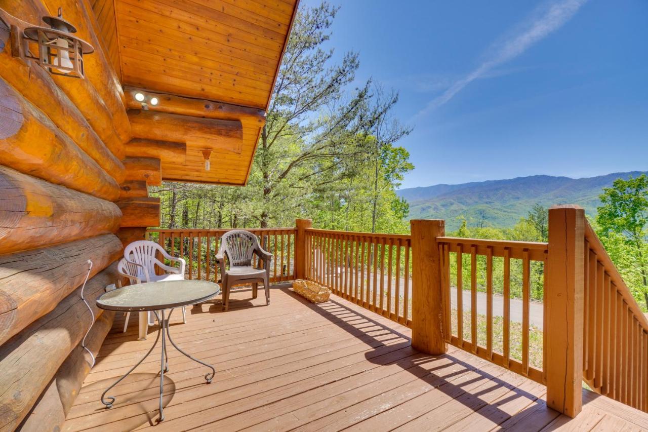 Idyllic With Hot Tub And Balcony! * Gatlinburg