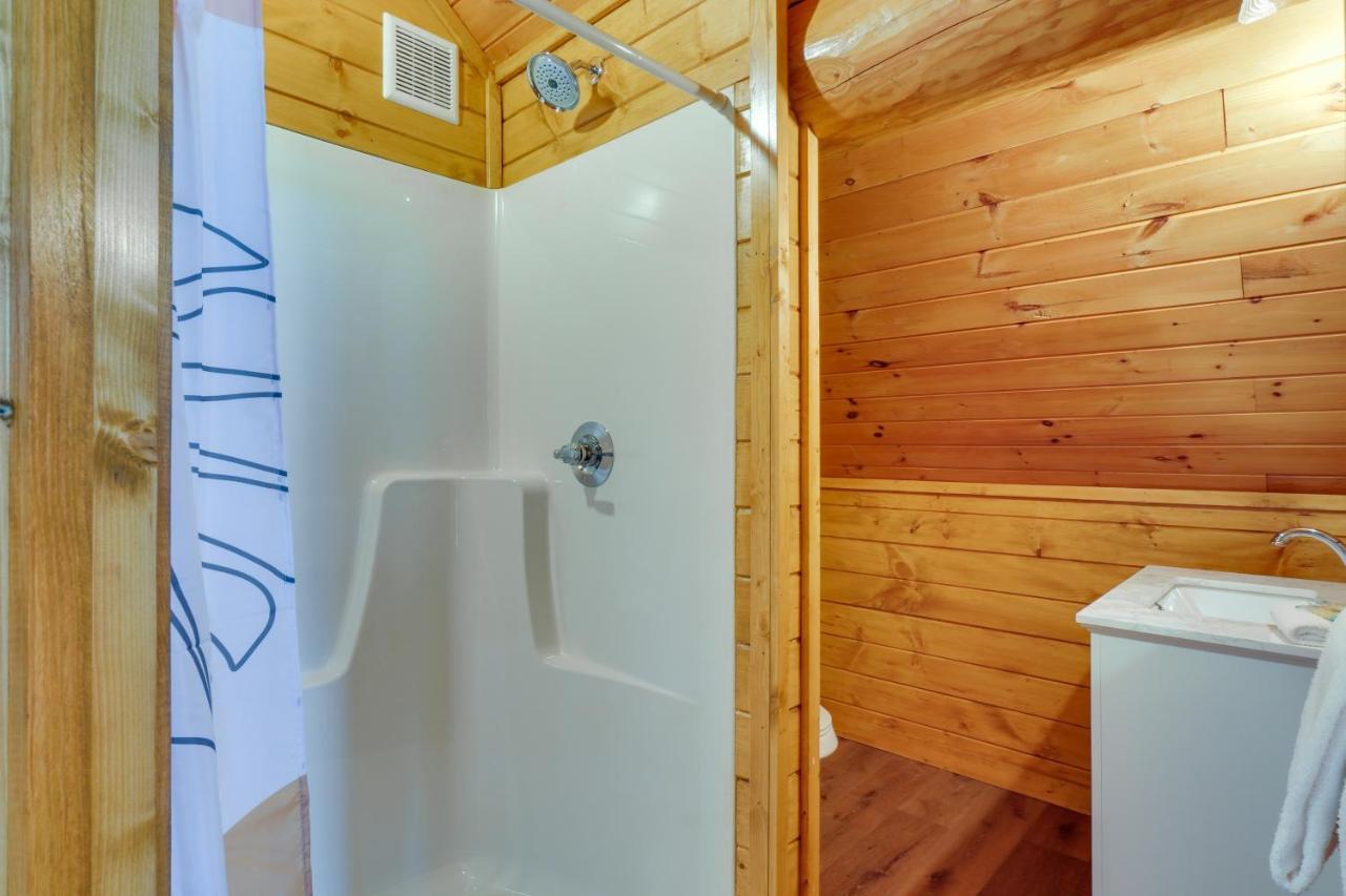 Smoky Mountain Vacation With Hot Tub! Holiday home