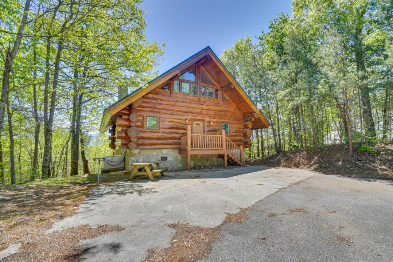 Smoky Mountain Vacation With Hot Tub! Holiday home Gatlinburg