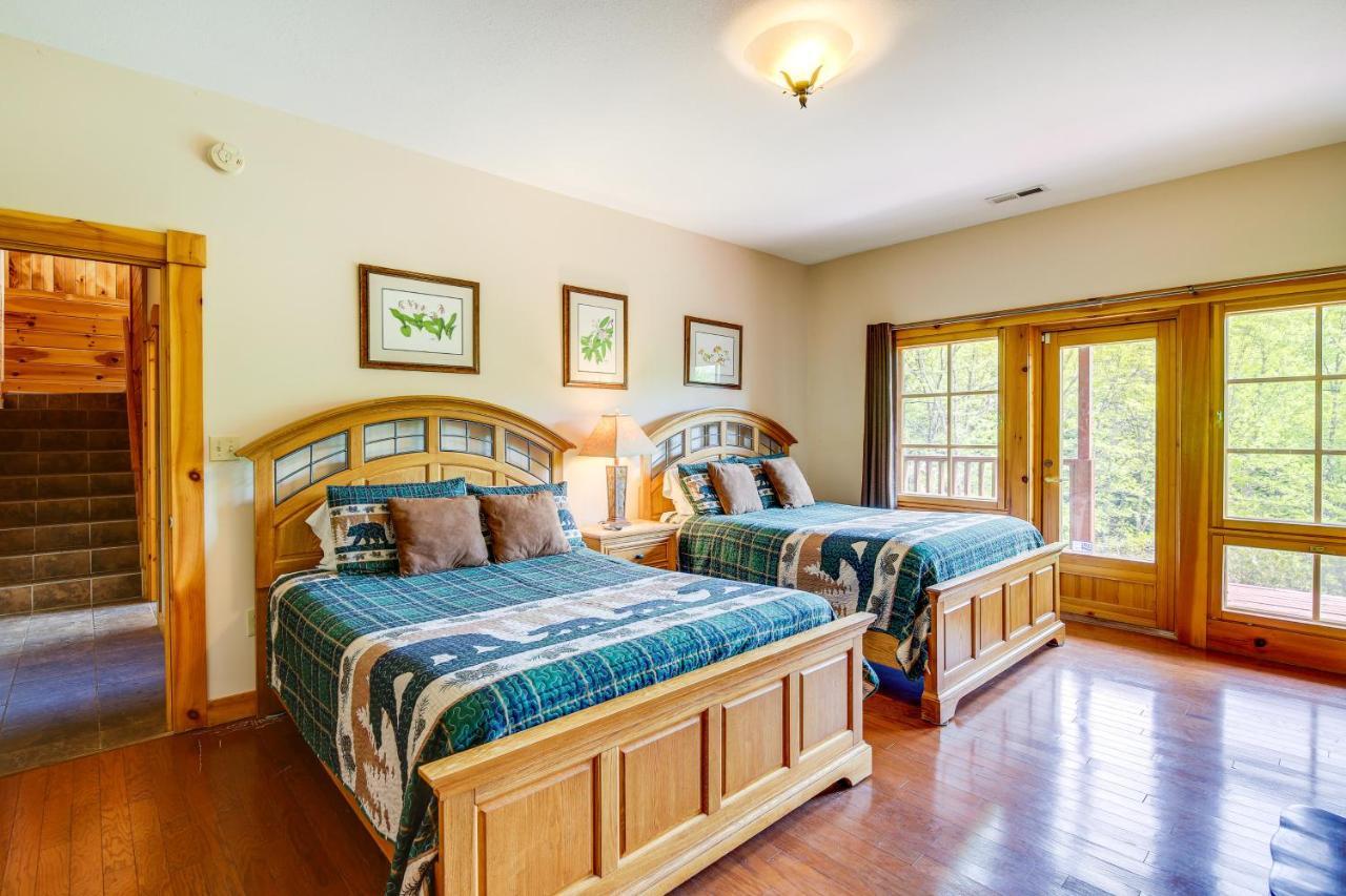 Holiday home Quiet With Lookout Decks And Hot Tub! Gatlinburg