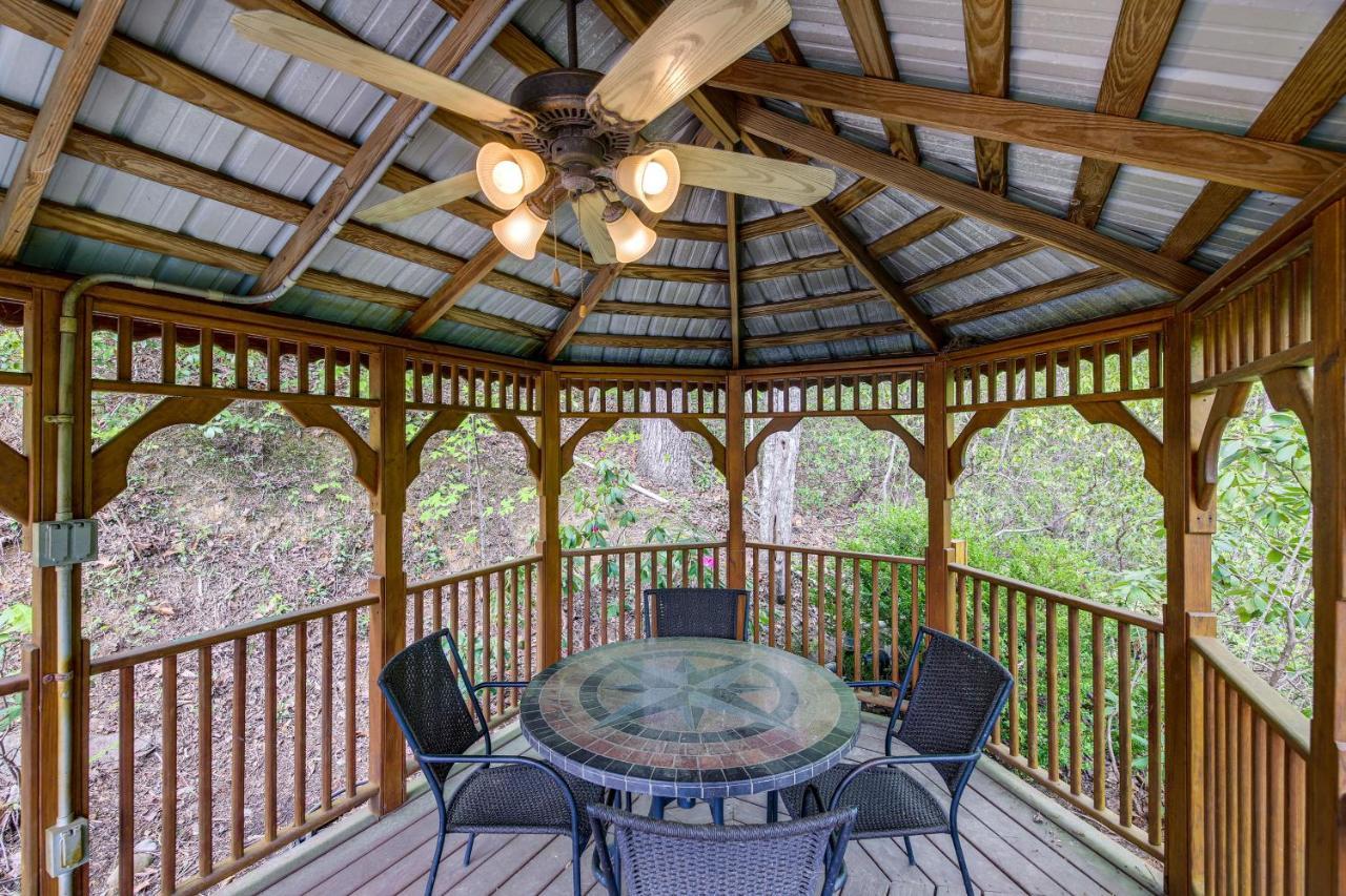 Holiday home Quiet With Lookout Decks And Hot Tub! Gatlinburg