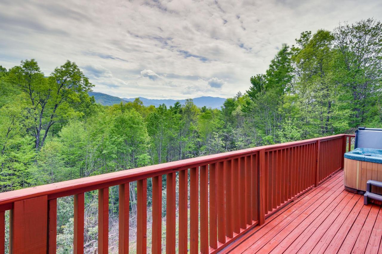 Holiday home Quiet With Lookout Decks And Hot Tub! *