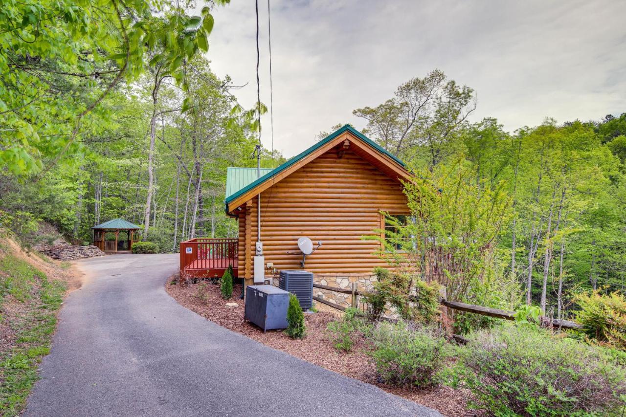 Holiday home Quiet With Lookout Decks And Hot Tub! Gatlinburg