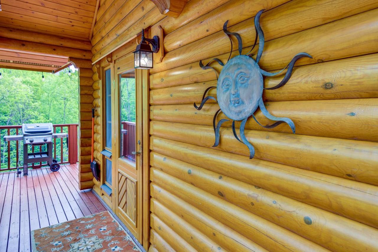Holiday home Quiet With Lookout Decks And Hot Tub!
