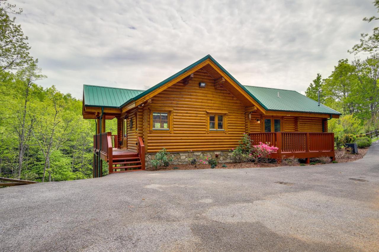Holiday home Quiet With Lookout Decks And Hot Tub! Gatlinburg