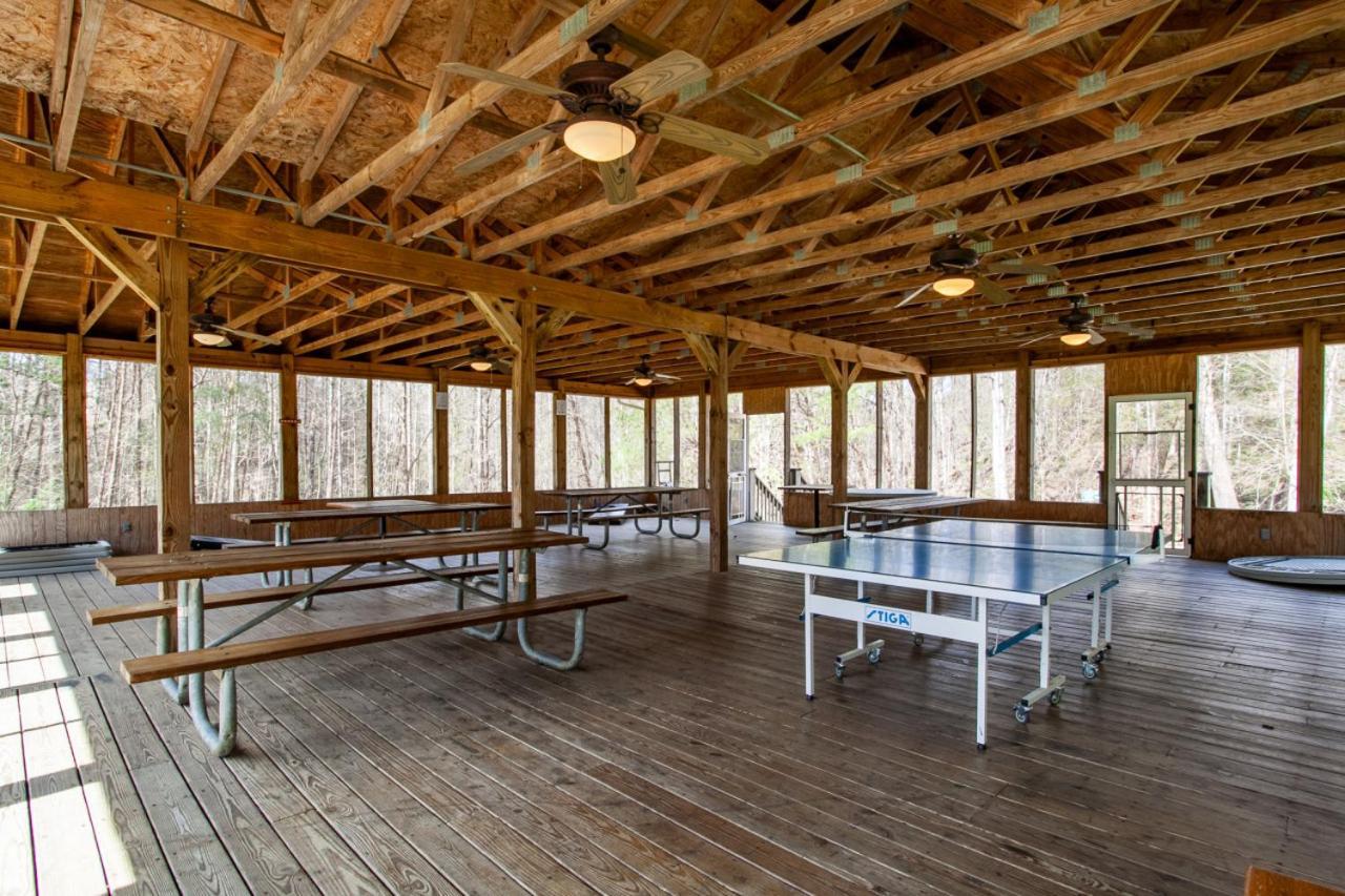 Serene Escape View Games Community Pools Holiday home Gatlinburg
