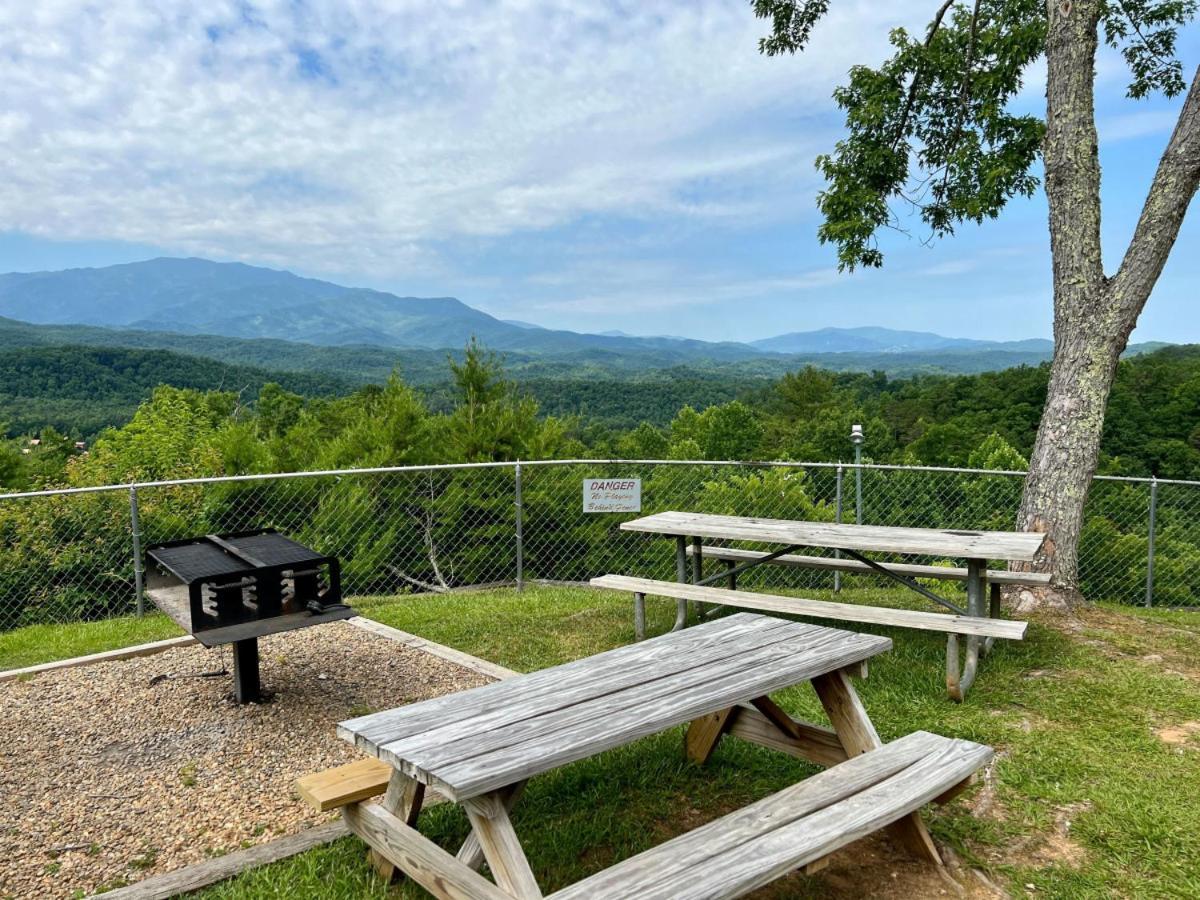 Serene Escape View Games Community Pools Holiday home *