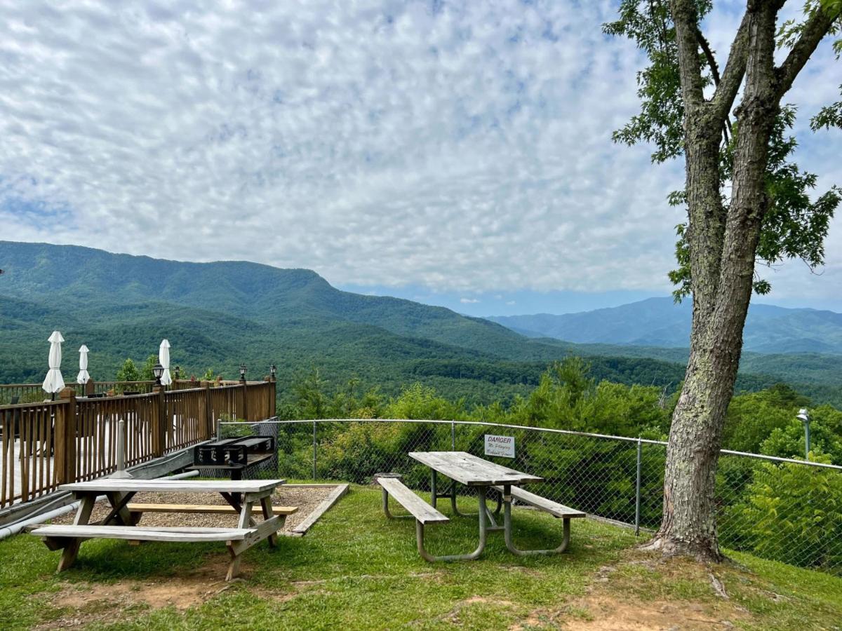 Serene Escape View Games Community Pools Holiday home Gatlinburg