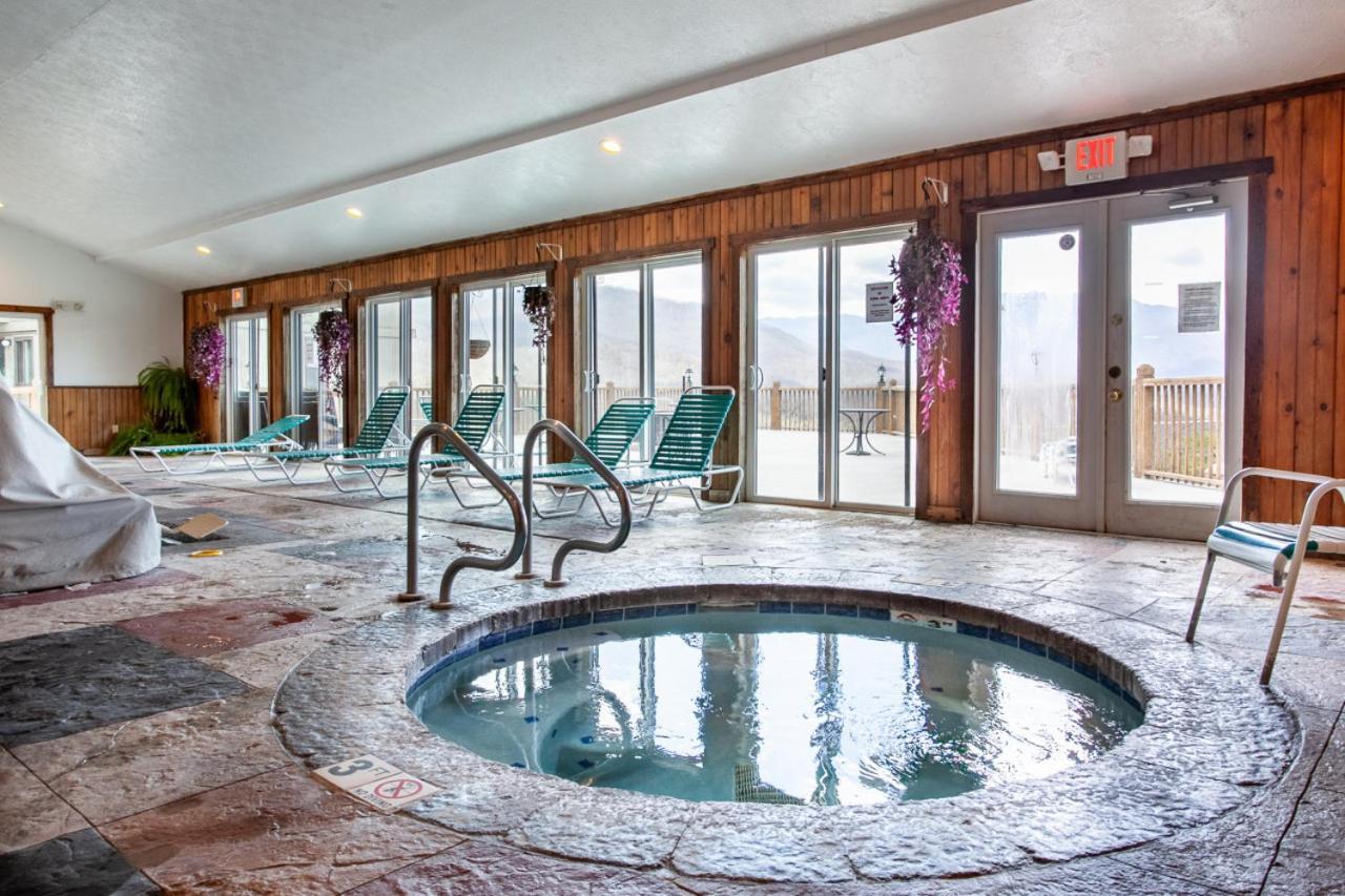 Serene Escape View Games Community Pools Holiday home *