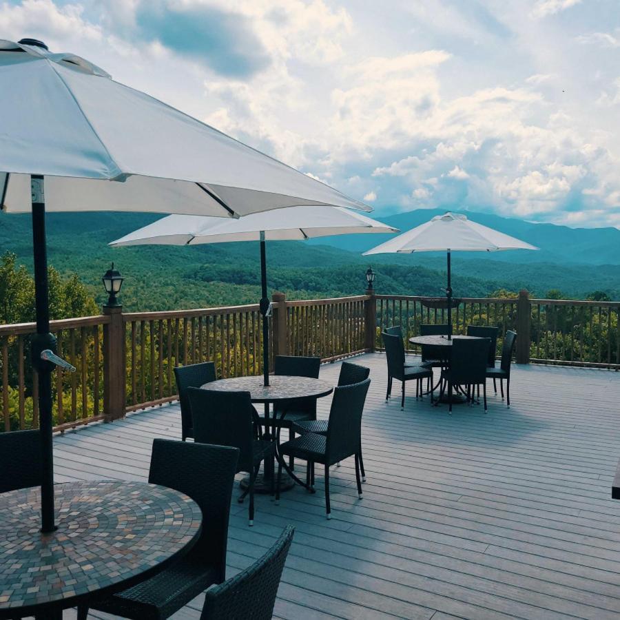 Serene Escape View Games Community Pools * Gatlinburg