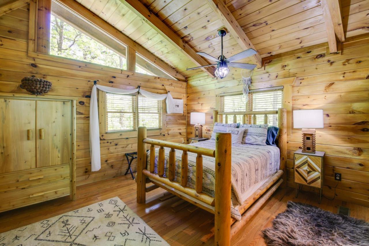 Family Cabin With Private Hot Tub And Deck! Holiday home *