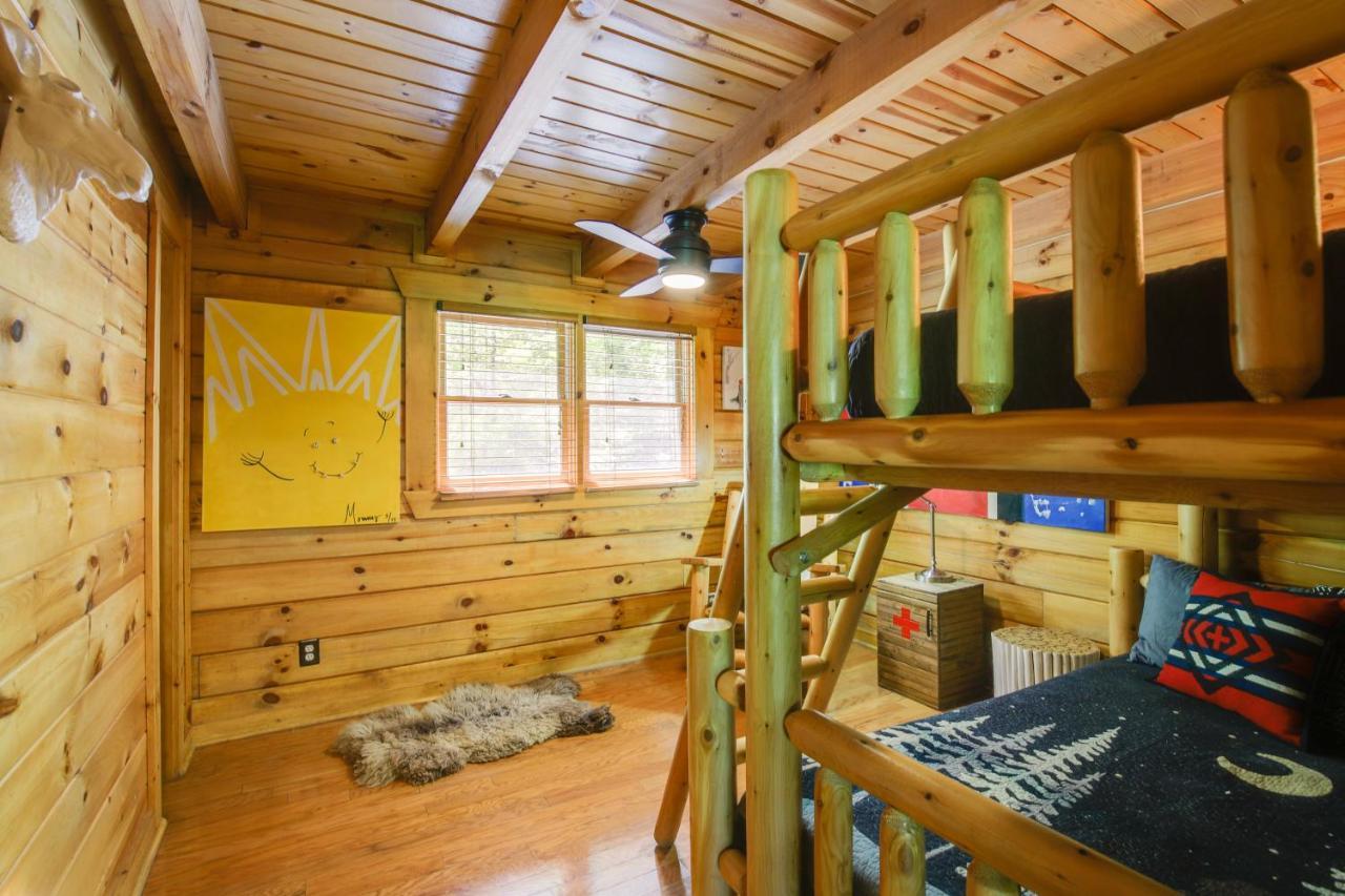 Family Cabin With Private Hot Tub And Deck! Holiday home *