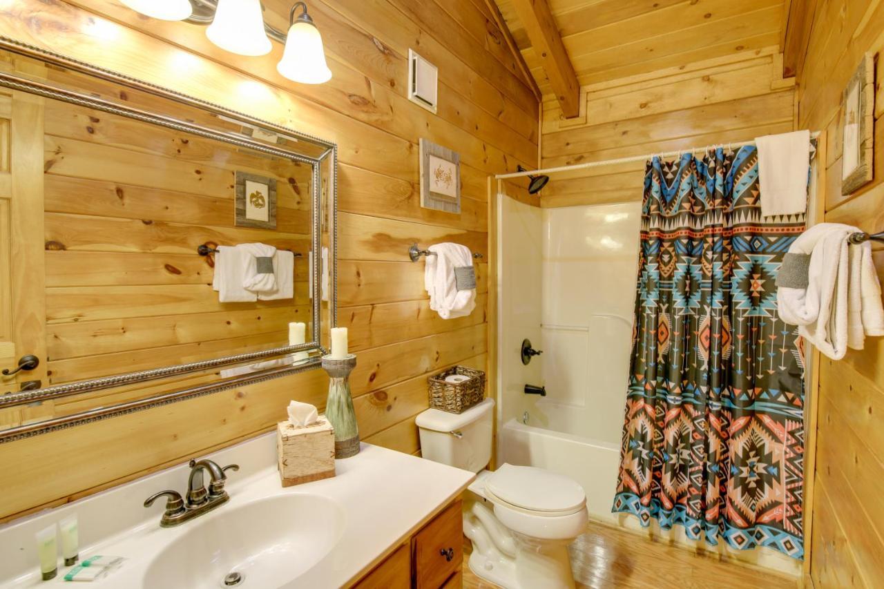 Family Cabin With Private Hot Tub And Deck! Gatlinburg