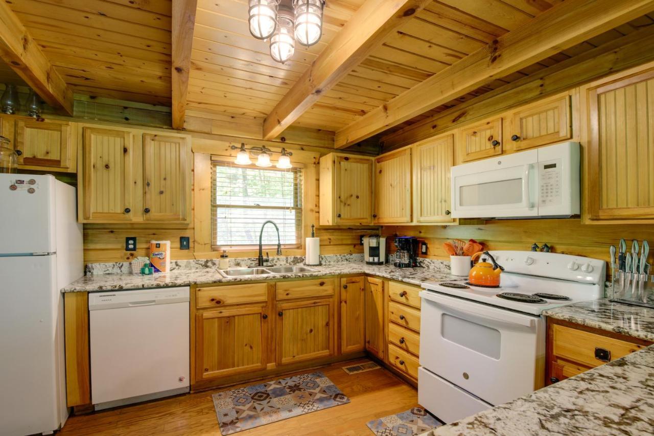 Family Cabin With Private Hot Tub And Deck! *