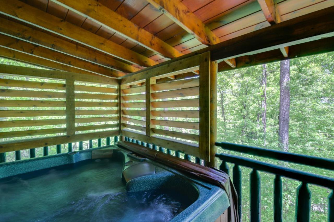 Family Cabin With Private Hot Tub And Deck! Holiday home