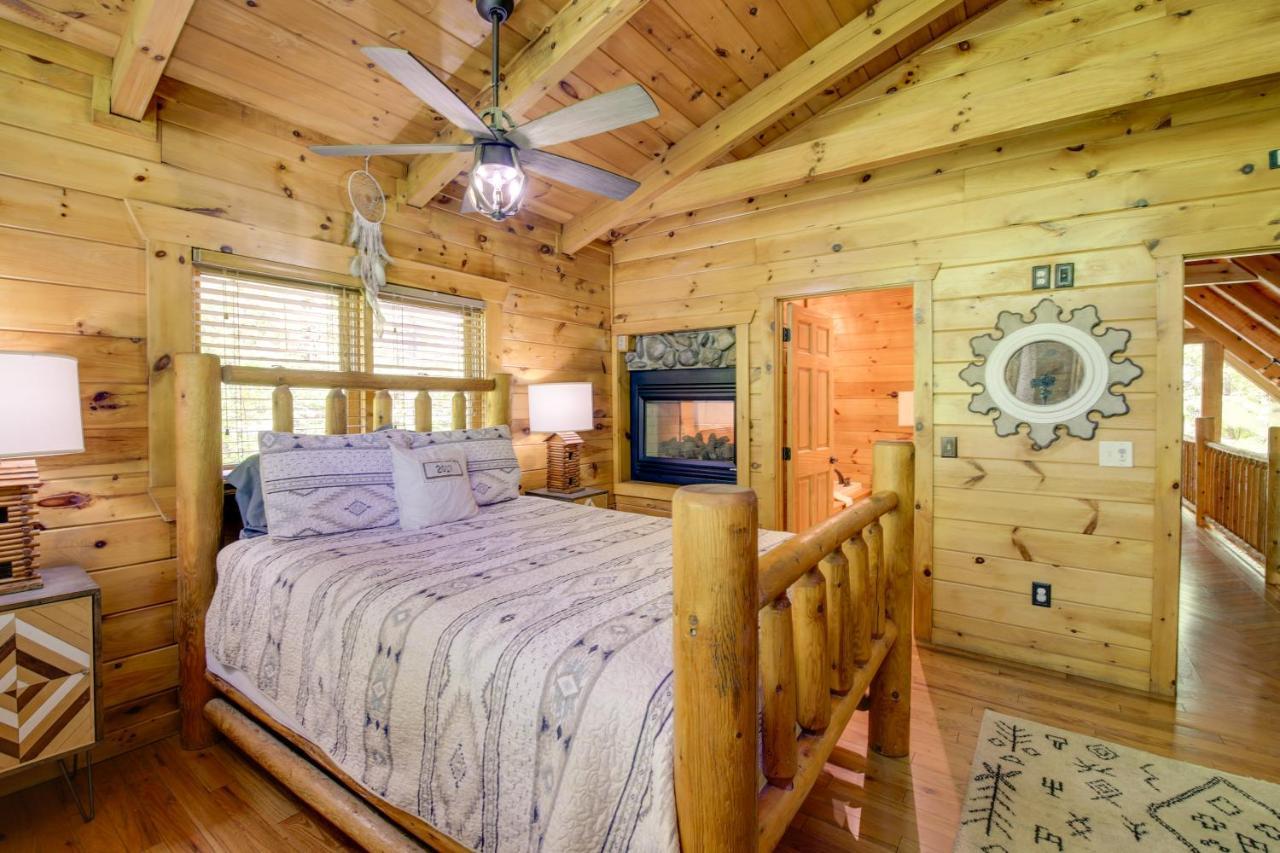 Family Cabin With Private Hot Tub And Deck! Holiday home