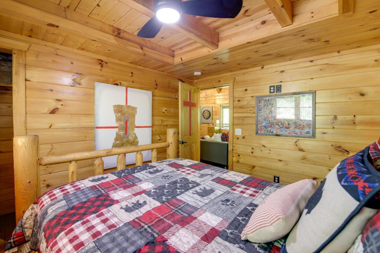 Family Cabin With Private Hot Tub And Deck! Holiday home *