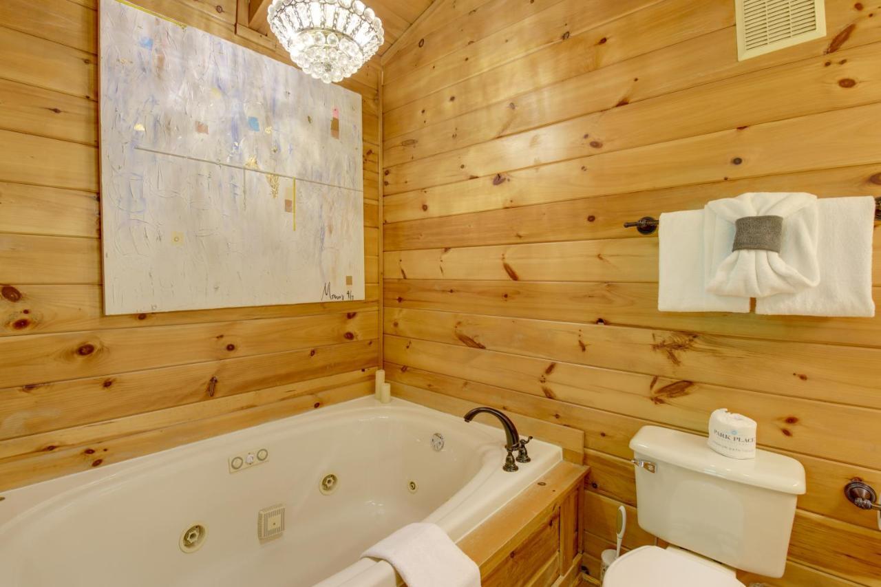 Holiday home Family Cabin With Private Hot Tub And Deck! *