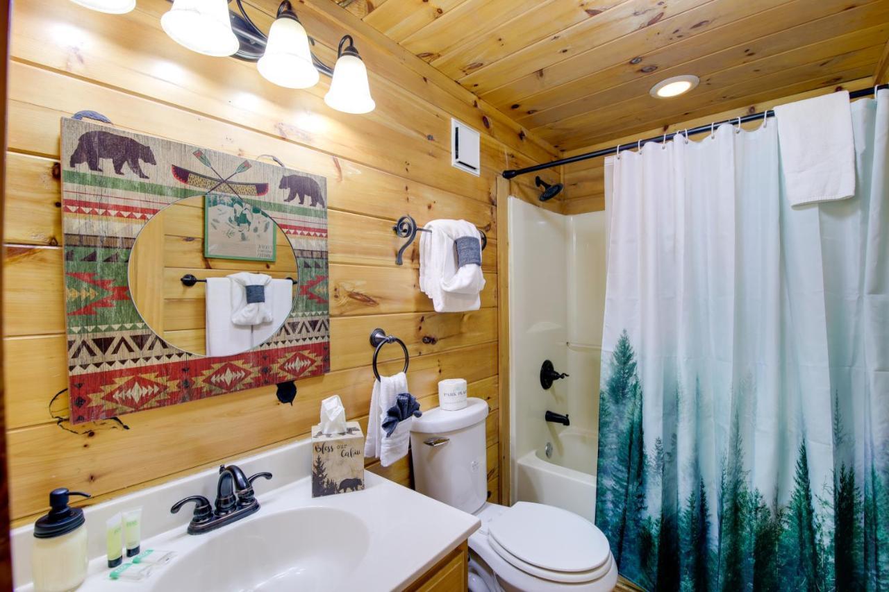 Family Cabin With Private Hot Tub And Deck! *