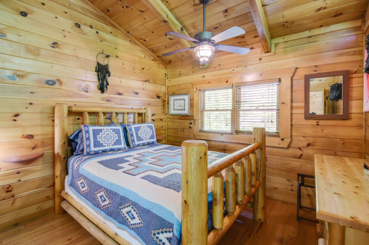 Family Cabin With Private Hot Tub And Deck!