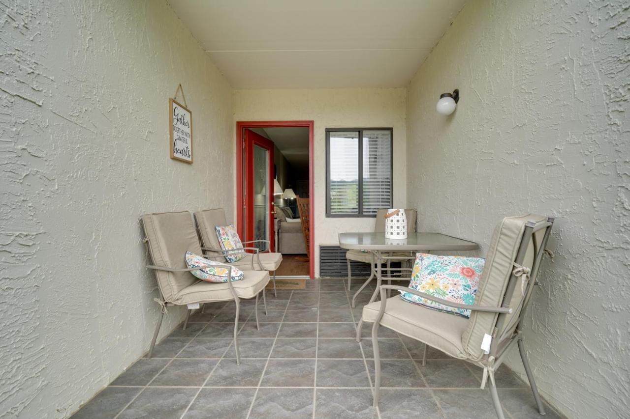 With Mountain Views And Pool Access Apartment