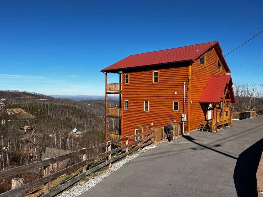 Holiday home * 3 Master Br, Views, Theater, Arcade, Pinball Gatlinburg