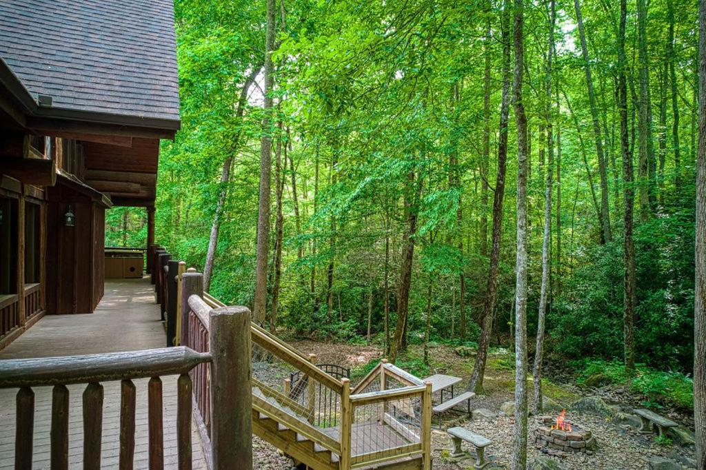 Rippling Stream, Hot Tub, Pool Table, Wifi, 1089 Free Tickets Each Paid Day, Dollywood And
