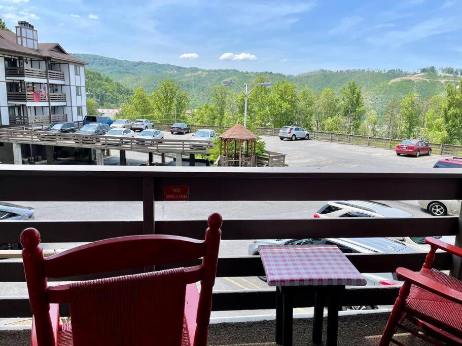 Relaxing Mountain In With View !