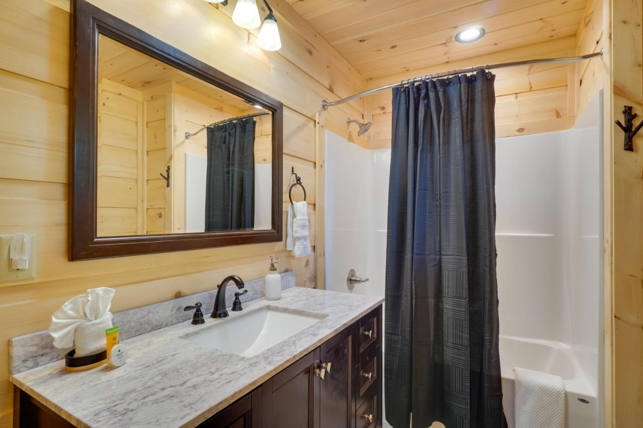 Gorgeous Large Deck And Hot Tub! Holiday home