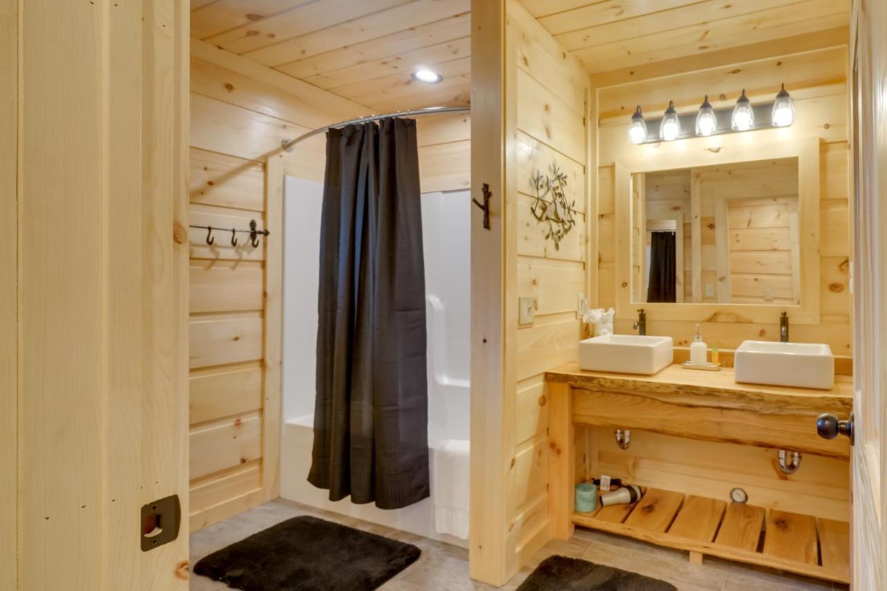 Holiday home Gorgeous Large Deck And Hot Tub!