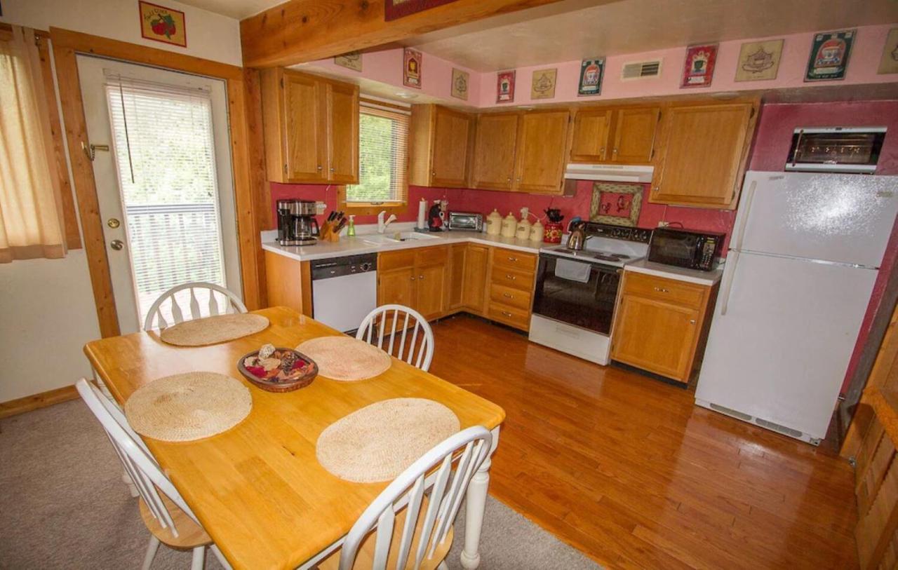 Chalet Want To Feel Like You're Up In The Trees!! What A Great View! Gatlinburg