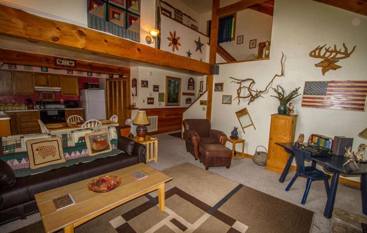 Want To Feel Like You're Up In The Trees!! What A Great View! Chalet *
