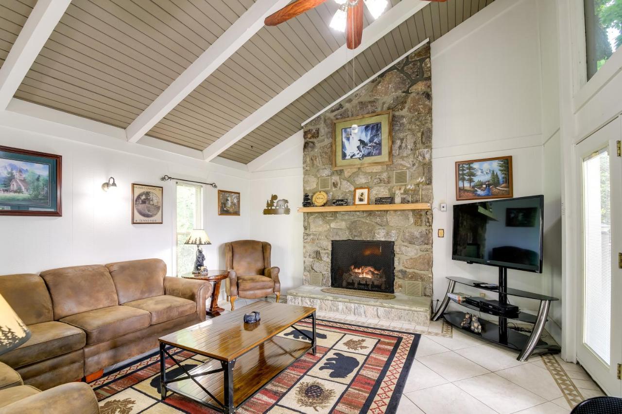 Mountain Views And Indoor Hot Tub! Holiday home