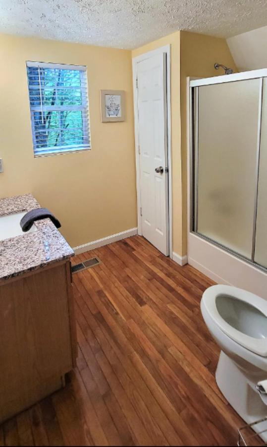 Holiday home **special Rate** Peaceful Cabin With Gameroom Near Downtown Gatlinburg