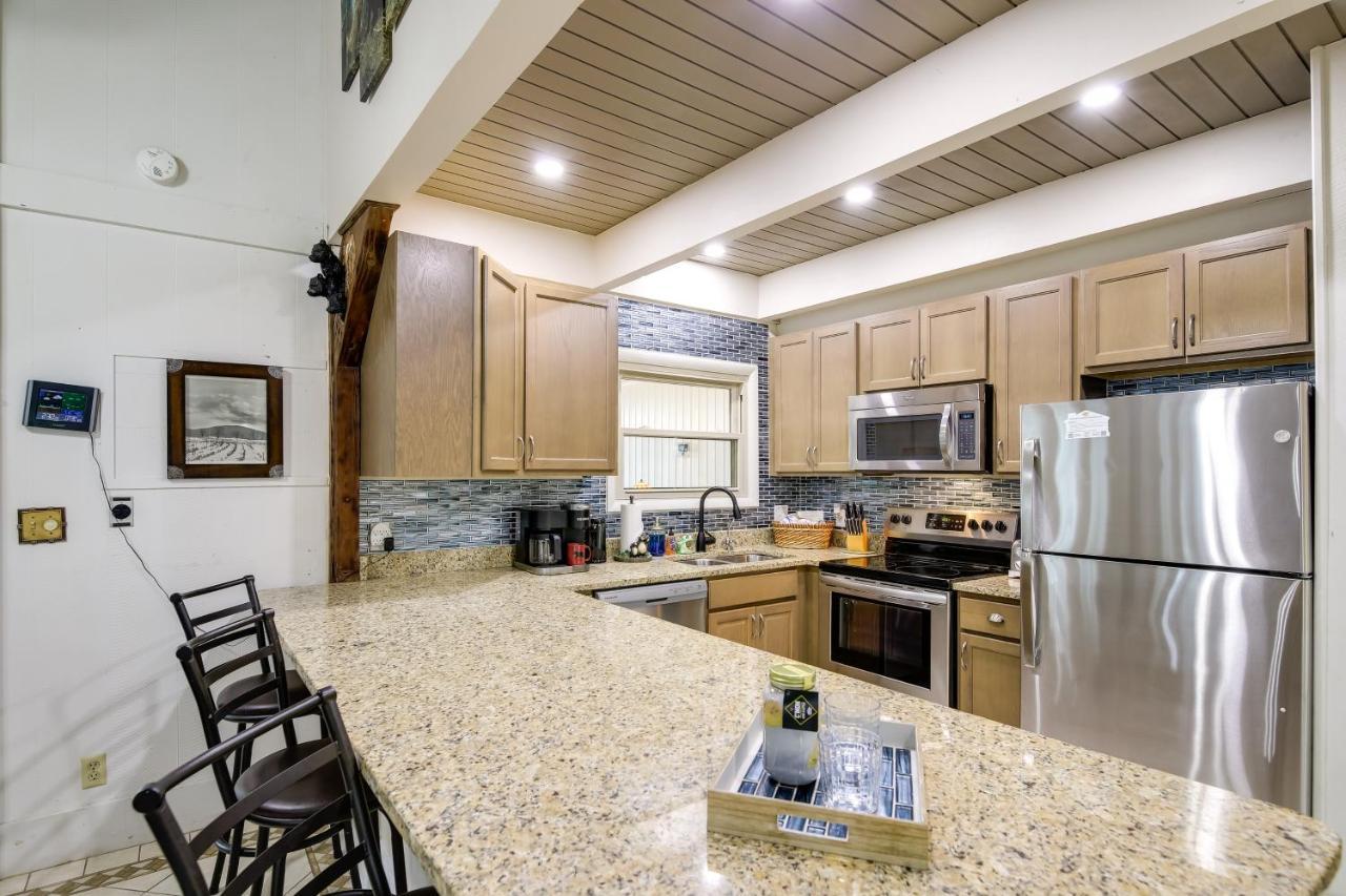 Mountain Views And Indoor Hot Tub! Gatlinburg