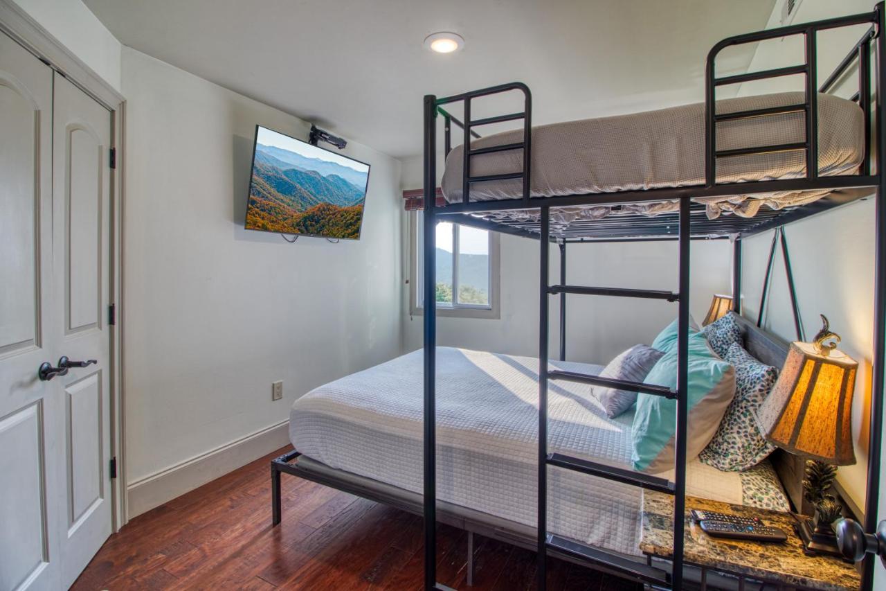 Holiday home Breathtaking Sunsets, Views, Pool, Heaven Awaits! Gatlinburg