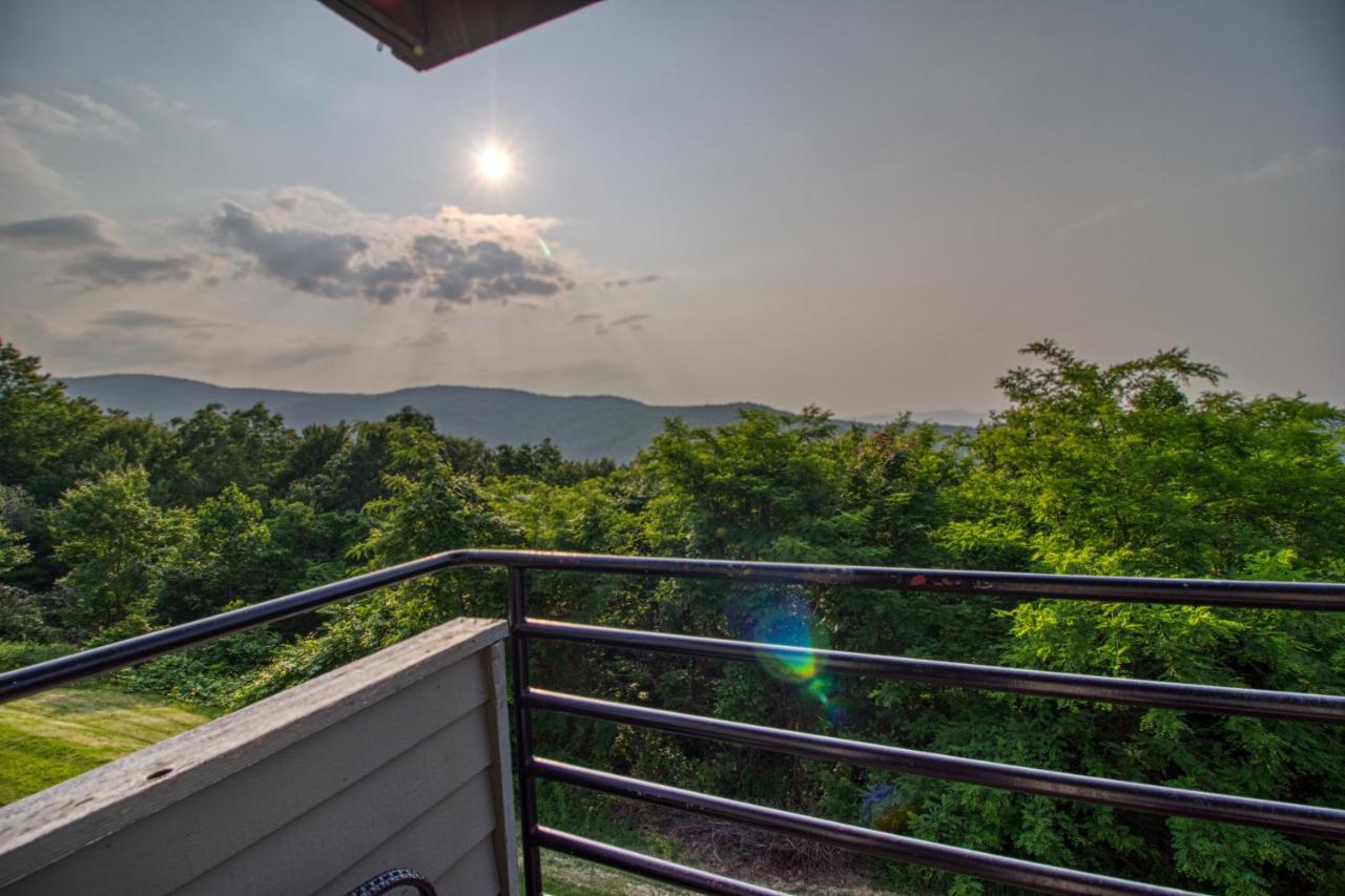 Breathtaking Sunsets, Views, Pool, Heaven Awaits! Holiday home Gatlinburg